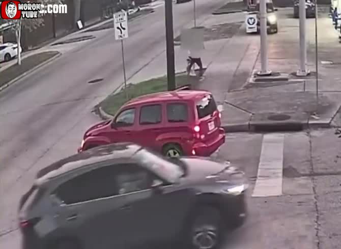 Video :A vehicle thief drags a woman and her dog onto the street